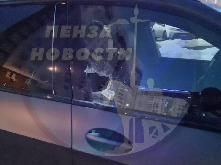 В Пензе на платной парковке неизвестный побил стекла машин