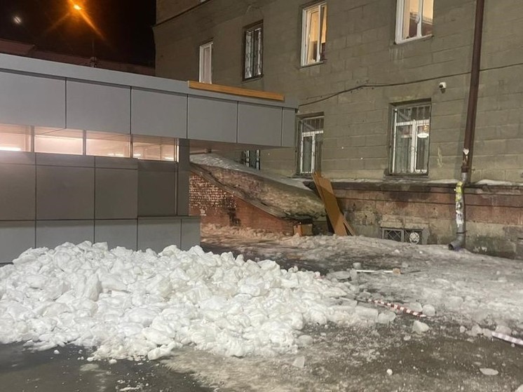В Новосибирске возбудили уголовное дело после падения на женщину ледяной глыбы