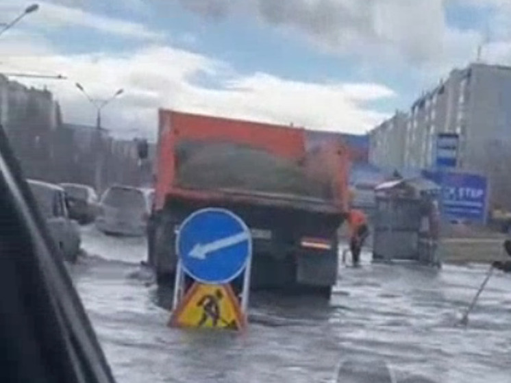 В Барнауле дорогу на улице Попова затопило водой
