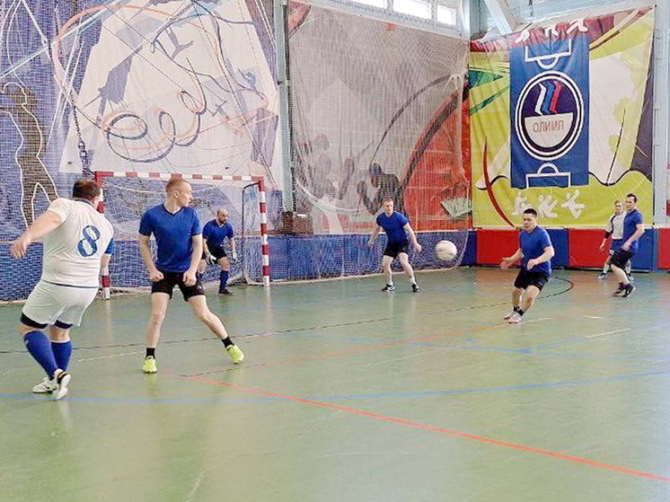 МЧС и полиция в Надыме выяснили, кто лучше играет в мини-футбол