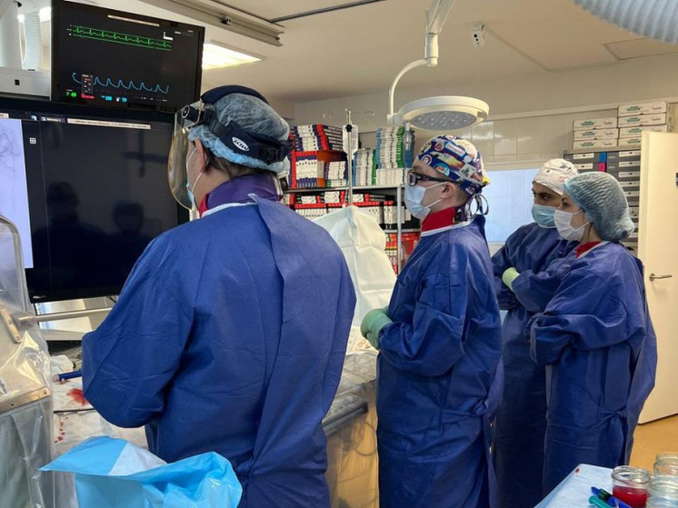 Экстренную операцию по протезированию брюшного отдела аорты провели сургутские врачи
