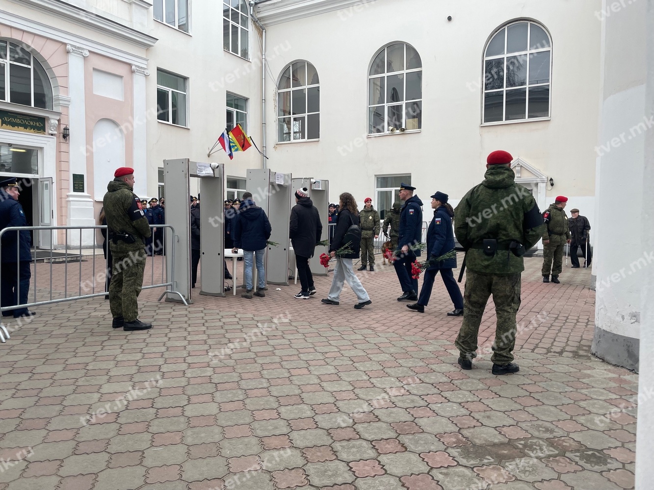 Слезы и много цветов: в Твери простились с погибшими членами экипажа Ил-76