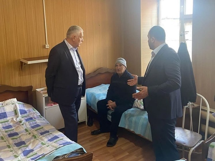 Фирудин Раджабов осмотрел медицинские учреждения в Дагестане