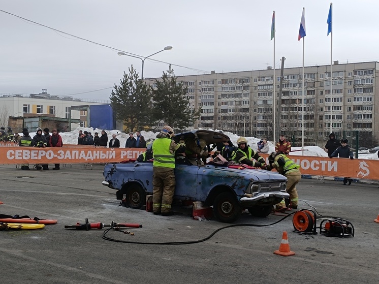 Пожарные разрезали Москвич в Петрозаводске
