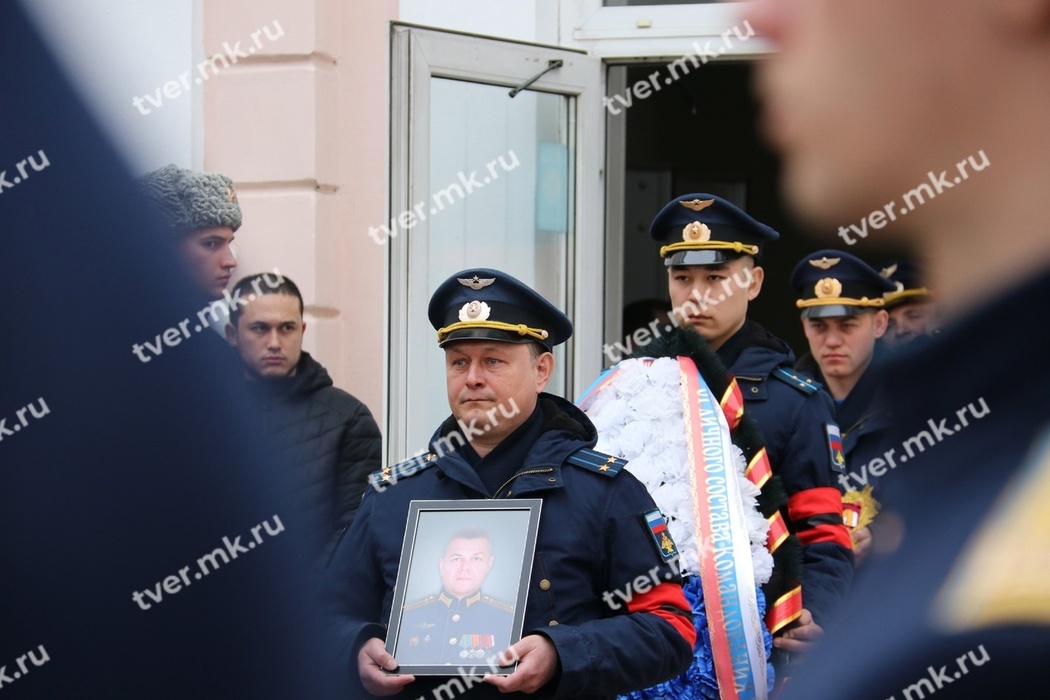 Слезы и много цветов: в Твери простились с погибшими членами экипажа Ил-76