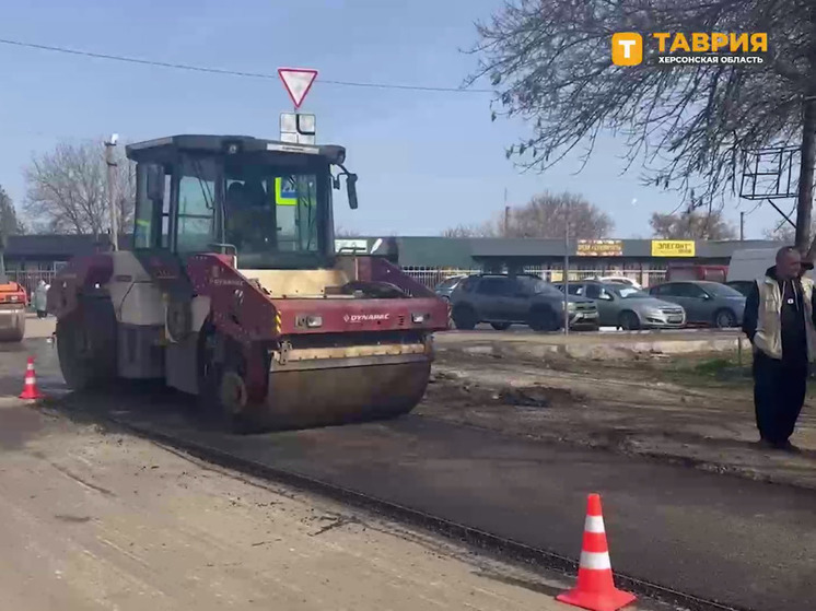 Первый асфальт с нового асфальтобенного завода укладывают в Новотроицком