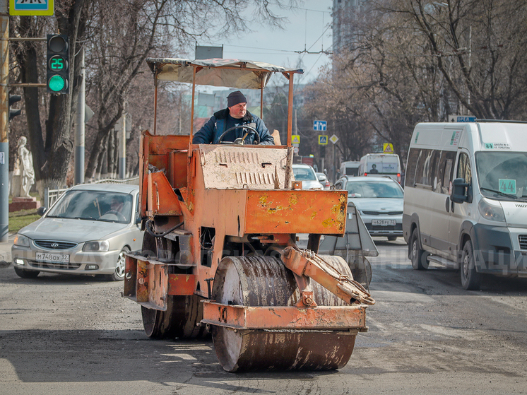 В Брянске начался ремонт дорог горячим асфальтом