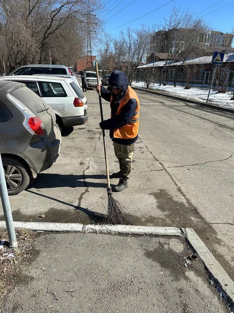 Более 130 рабочих и 70 единиц техники задействованы в уборке иркутских улиц