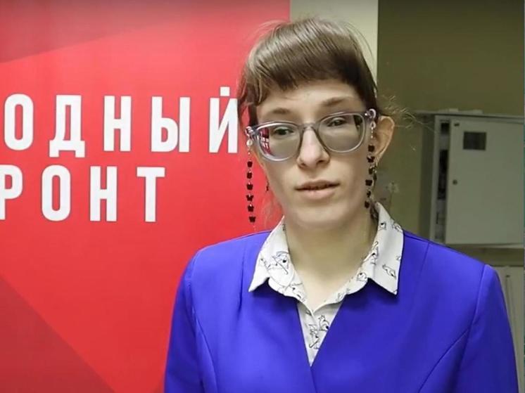В Брянске студентка-инвалид по зрению плетет браслеты для бойцов