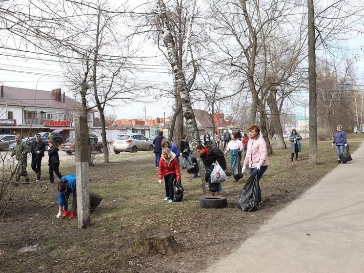 В ЖАО Курска сотрудники окружной мэрии убрали участок на улице Станционной