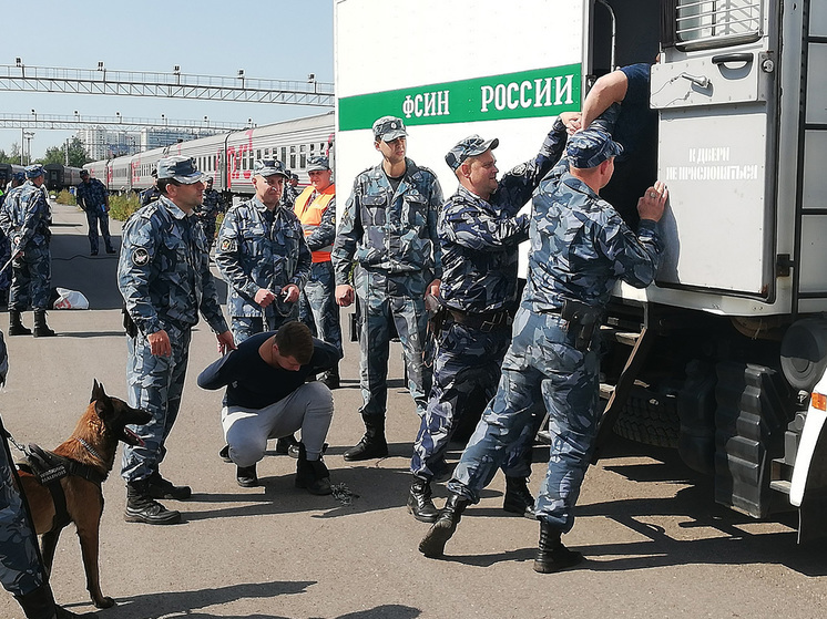 Как конвойная служба ФСИН в Петербурге этапирует преступников