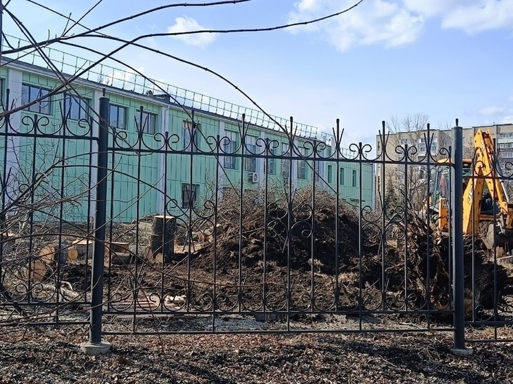 В Дебальцево приступили к восстановлению спорткомплекса, разрушенного обстрелом ВСУ