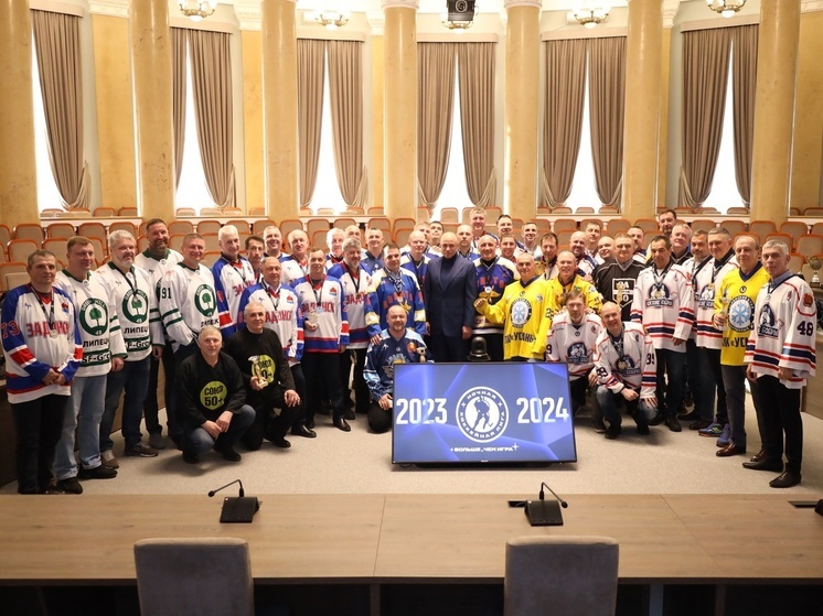 Игорь Артамонов наградил победителей областного этапа Всероссийского турнира по хоккею