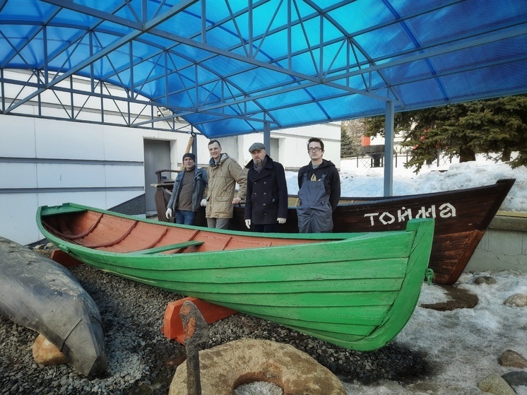 Карбас пополнил уличную экспозицию Северного морского музея