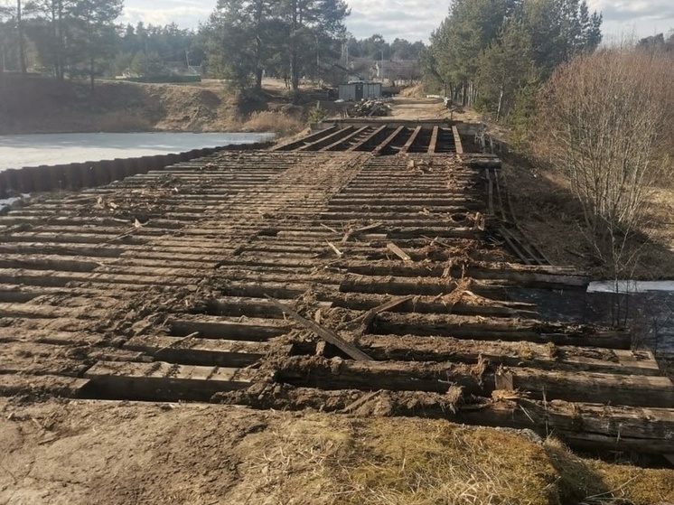 В Холмском районе начали ремонтировать мост через реку Морховка