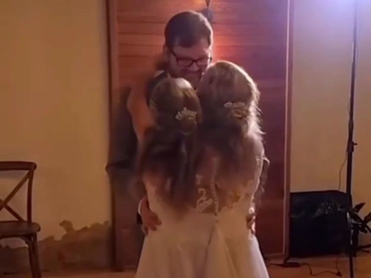 Одна из сиамских близнецов вышла замуж в США