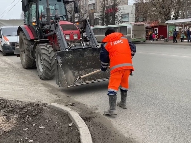 В Кирове занялись уборкой с улиц мусора, песка, веток и земли