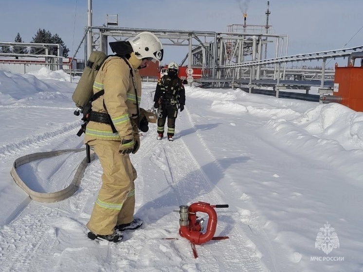 В Лангепасе спасатели отрабатывают тушение пожаров на нефтяных объектах