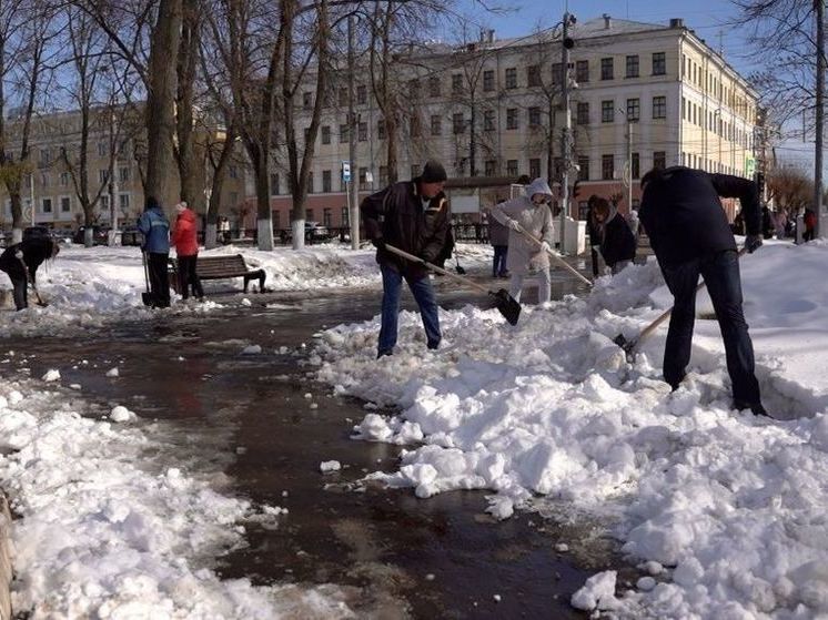 Серия общегородских субботников в Кирове началась с Театральной площади