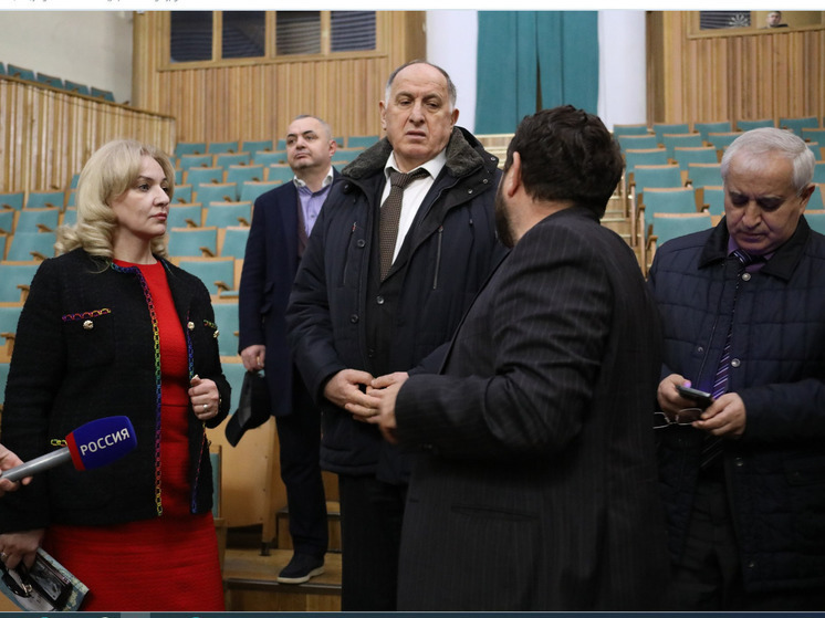Дагестанский премьер-министр оценивает состояние театра Гамзата Цадасы