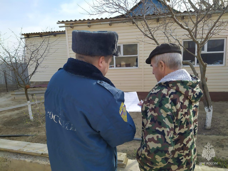 В Астраханской области пожарные провели рейд по домам