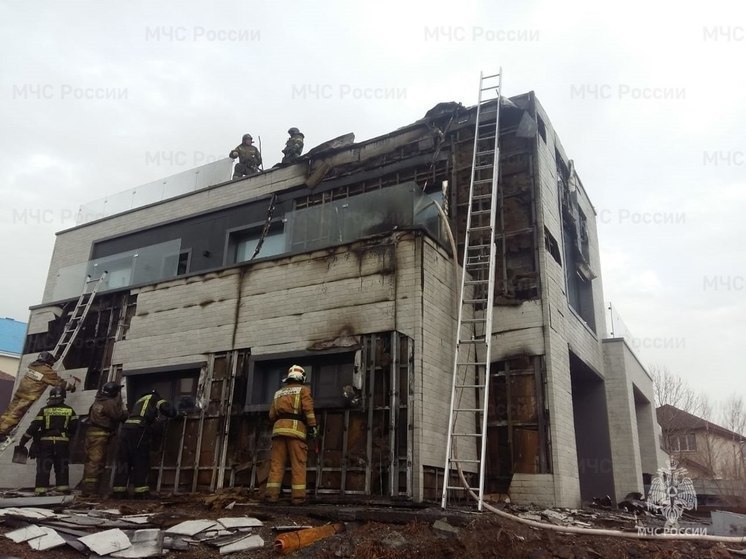 Трехэтажный дом потушили спасатели во Владивостоке