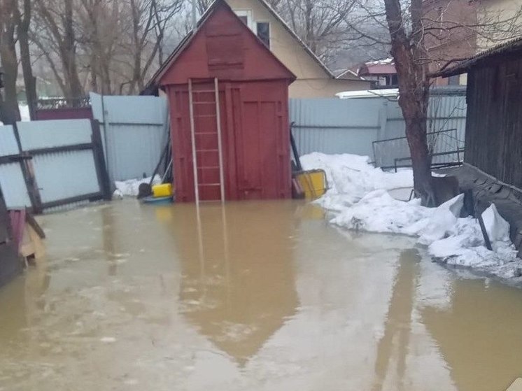 В Южно-Сахалинске затопило дом и двор 76-летней пенсионерки