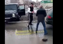 В Барнауле водитель автомобиля Mercedes-Benz G-класса ехал по тротуару в районе дома №11 по улице Шумакова. Проходящий мимо мужчина решил помешать автомобилисту нарушать правила ПДД и встал на пути машины.