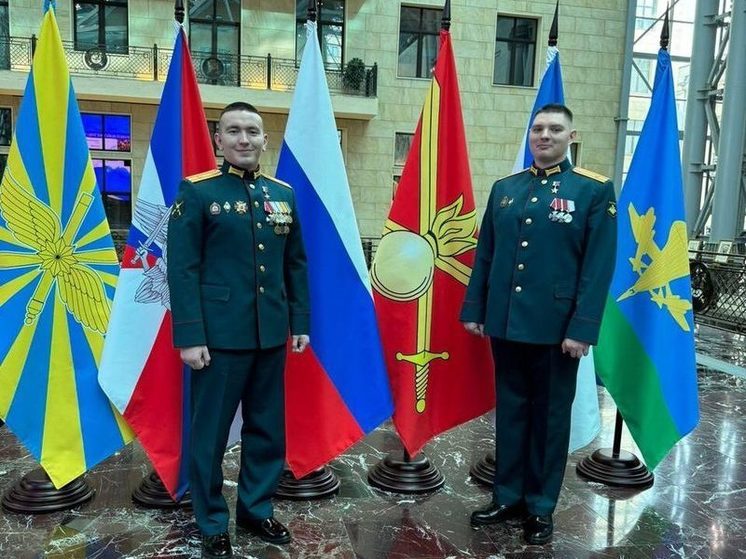  Айсен Николаев поздравил офицеров с награждением медалями "Золотая Звезда"