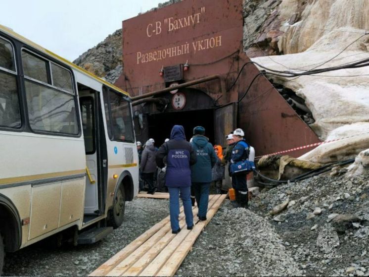 На руднике под завалами с 18 марта остаются пятеро жителей Башкирии