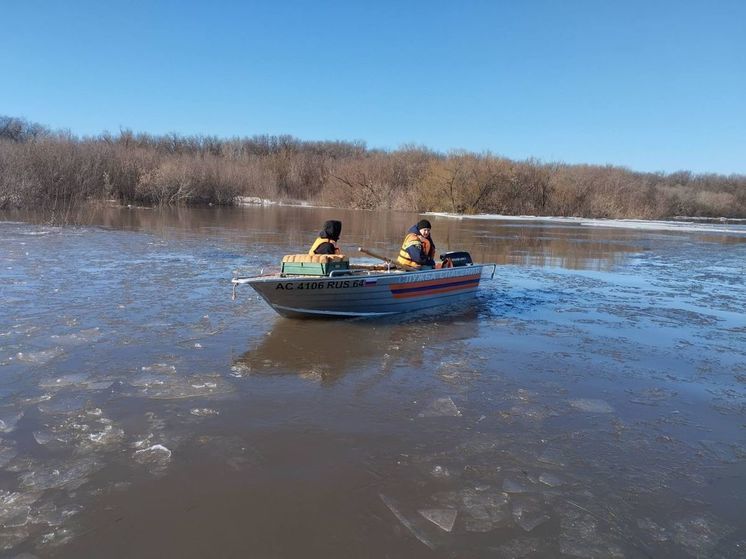 В Ершовском районе спасатели на лодке эвакуировали заболевшего подростка