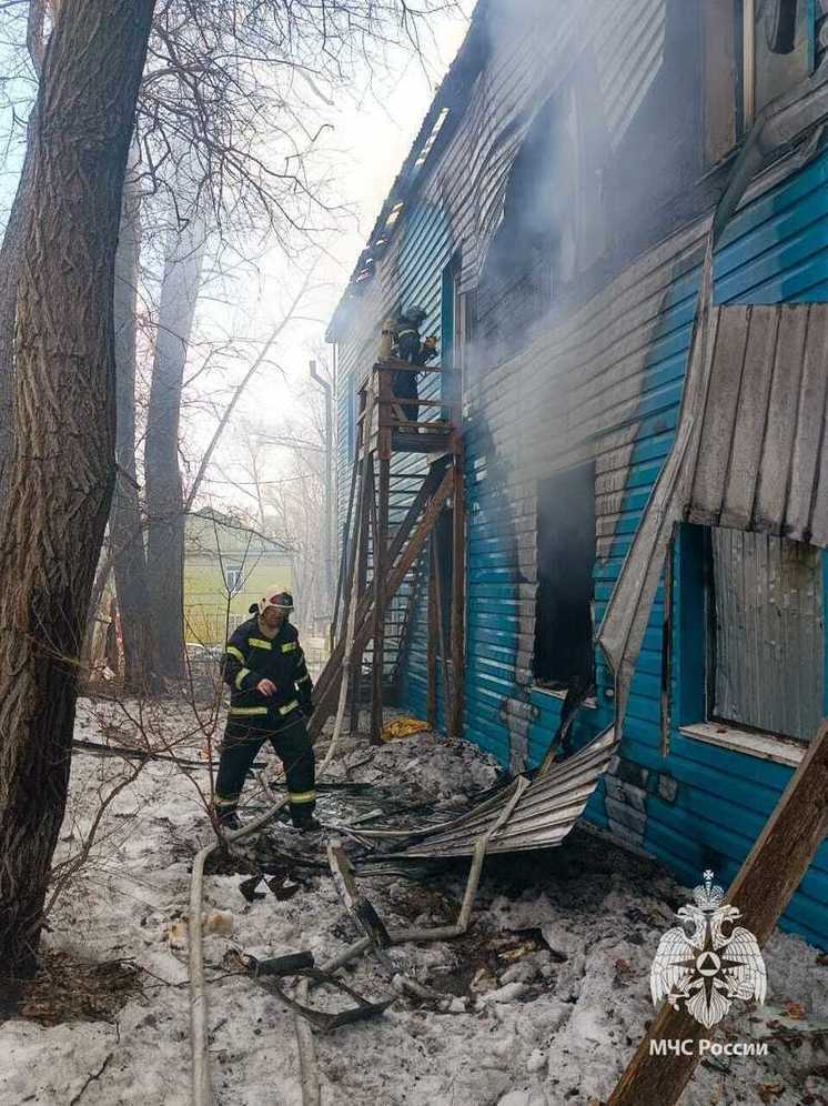Деревянный барак тушат спасатели в Хабаровске