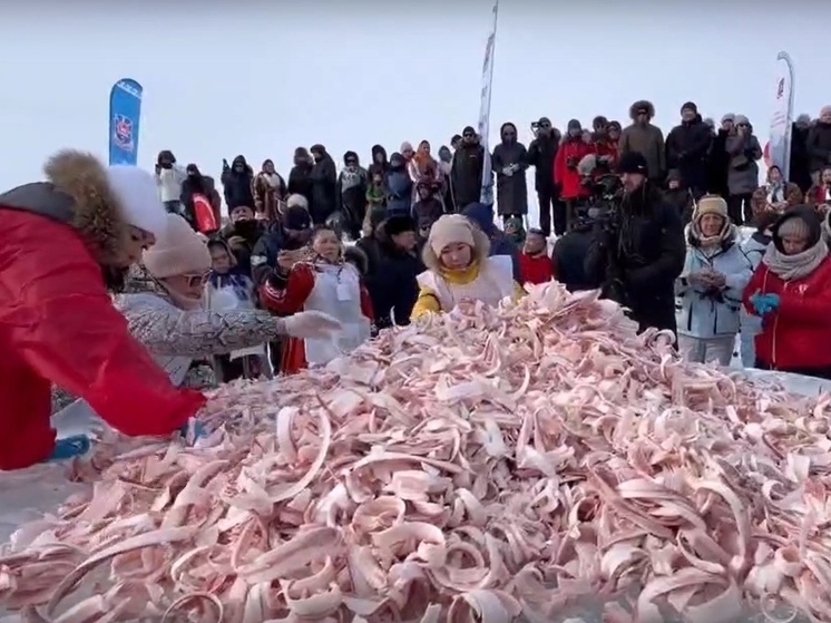 Мировой рекорд: в Тазовском приготовили почти 140 кг строганины из рыбы