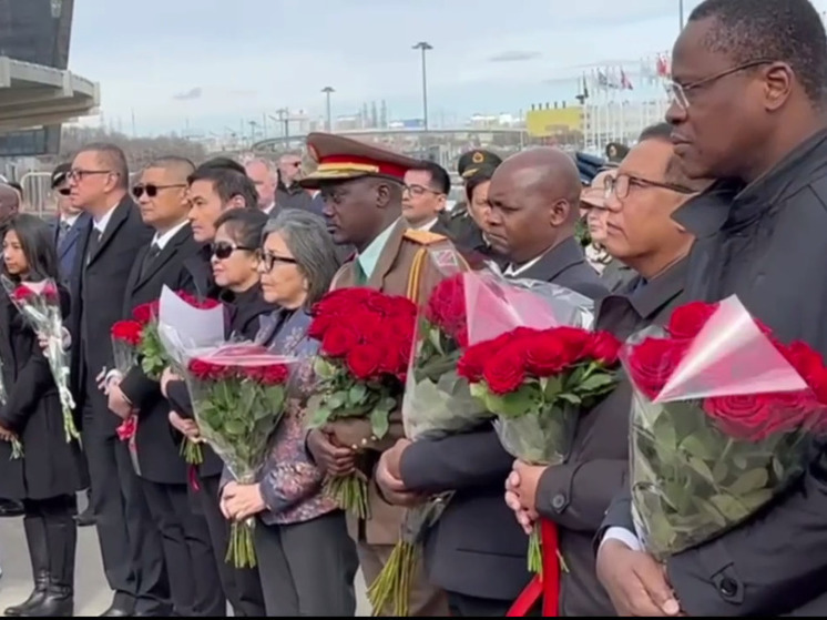 Зарубежные дипломаты почтили память жертв теракта в «Крокусе»