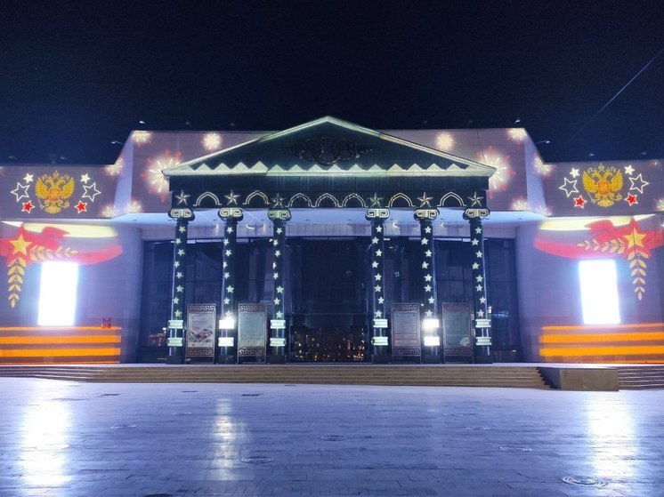 Здание Драмтеатра в Чите украсили патриотической подсветкой