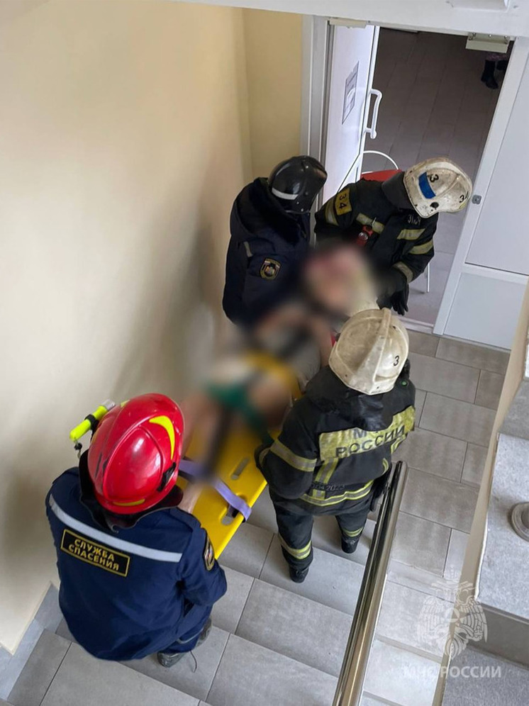 Ивановские пожарные достали упавшую в шахту лифта с 3-го этажа 83-летнюю бабушку