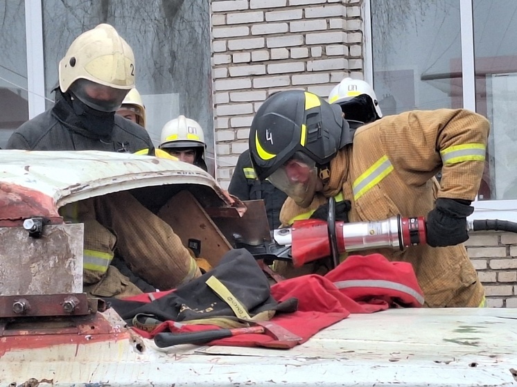 Новгородские пожарные посоревновались в спасении людей при ДТП