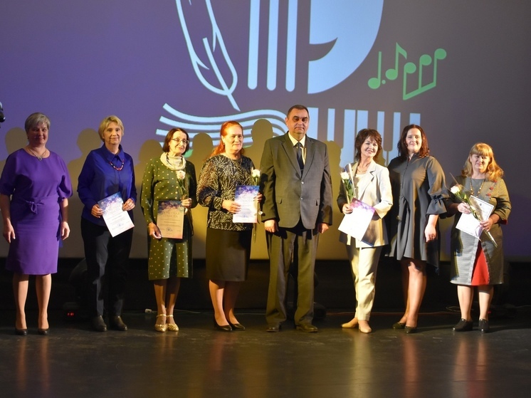 Лучшим работникам Демянского округа вручили региональные награды