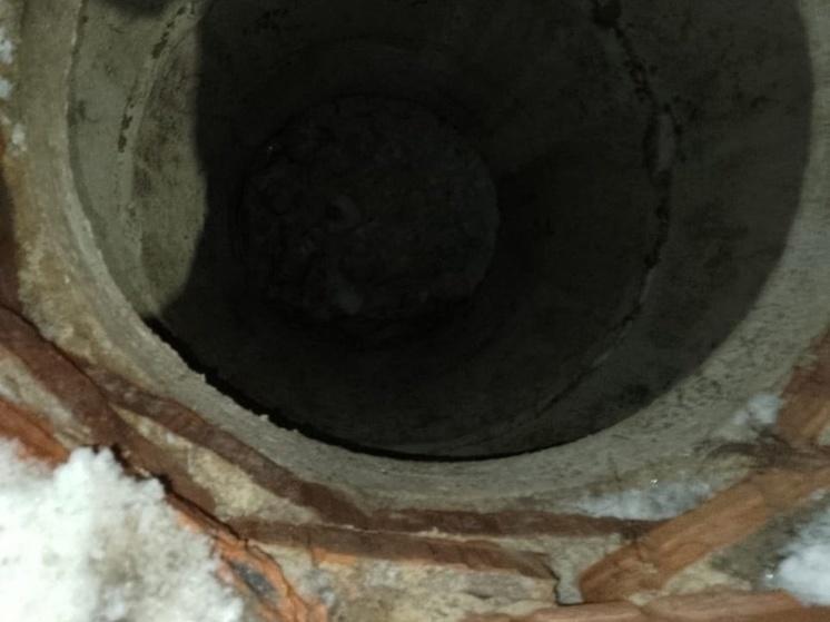 Жительница Новосибирска провалилась в колодец, скрытый под лужей