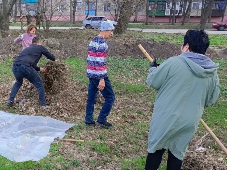 Жители Токмака провели уборку парка Чапаева