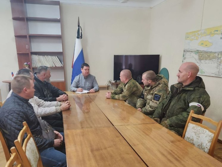 Глава Новокаховского округа Виталий Гура провел встречу с военнослужащими ВС РФ