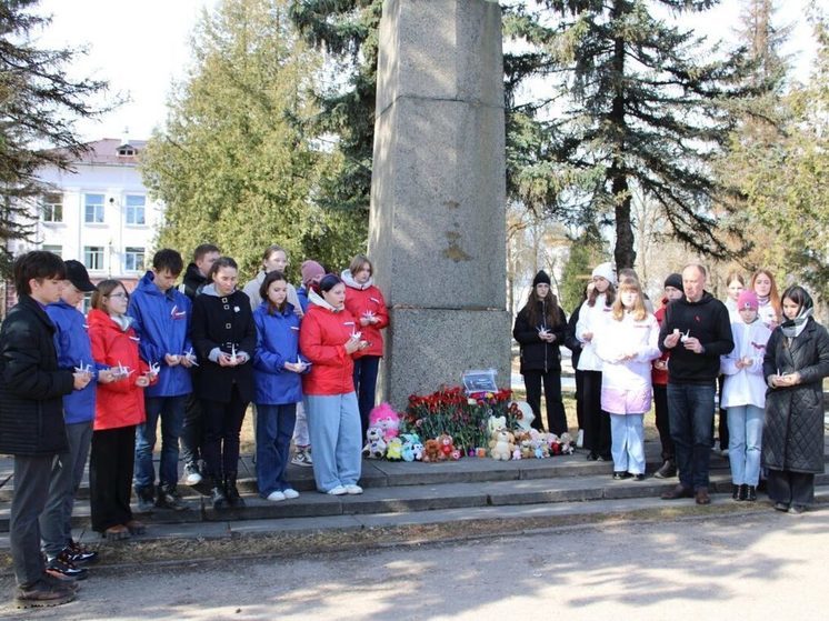 В Вышнем Волочке прошла акция в память о погибших в "Крокусе"