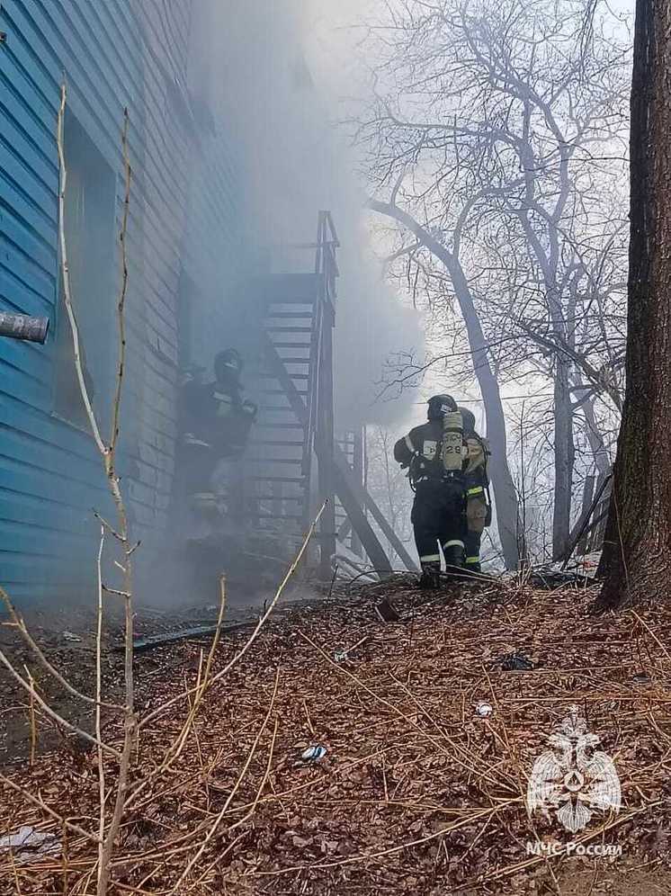 Мужчина пострадал при пожаре в заброшенном доме в Хабаровске