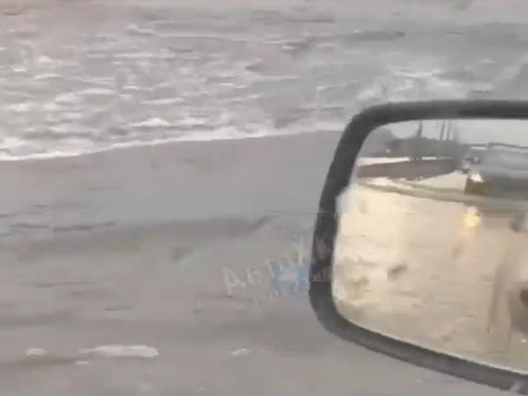 В Новокузнецке затопило проезжую часть на кольце
