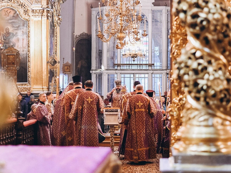 Митрополит Исидор совершил вечернее богослужение в Свято-Успенском кафедральном соборе города Смоленска