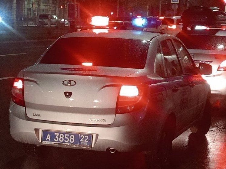 В Алтайском крае полицейский автомобиль утонул в огромной яме с водой