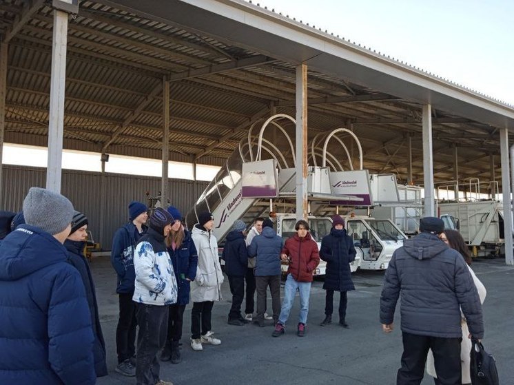 Полицейские провели школьникам экскурсию в аэропорт Владивосток