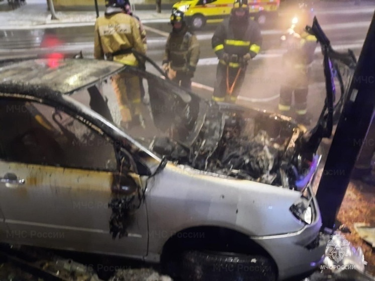 Автомобиль после ДТП пришлось тушить спасателям в Приамурье