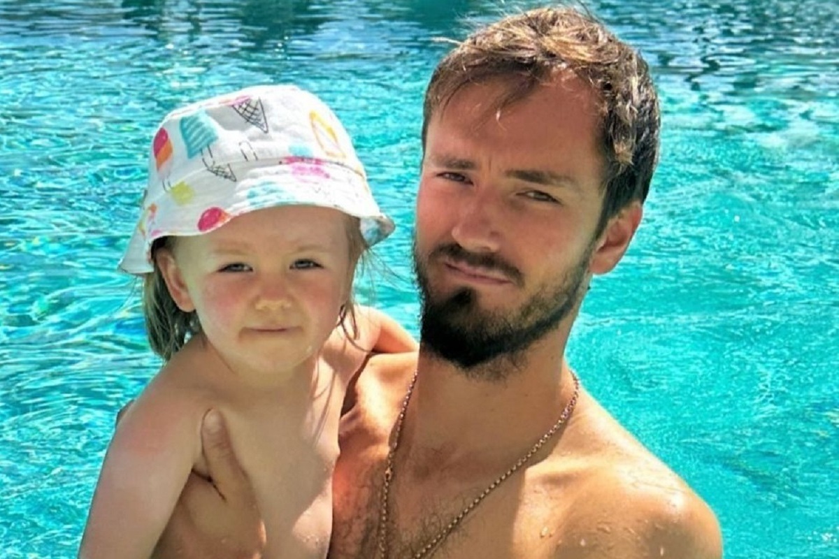Даниил Медведев опубликовал фото с дочерью на отдыхе