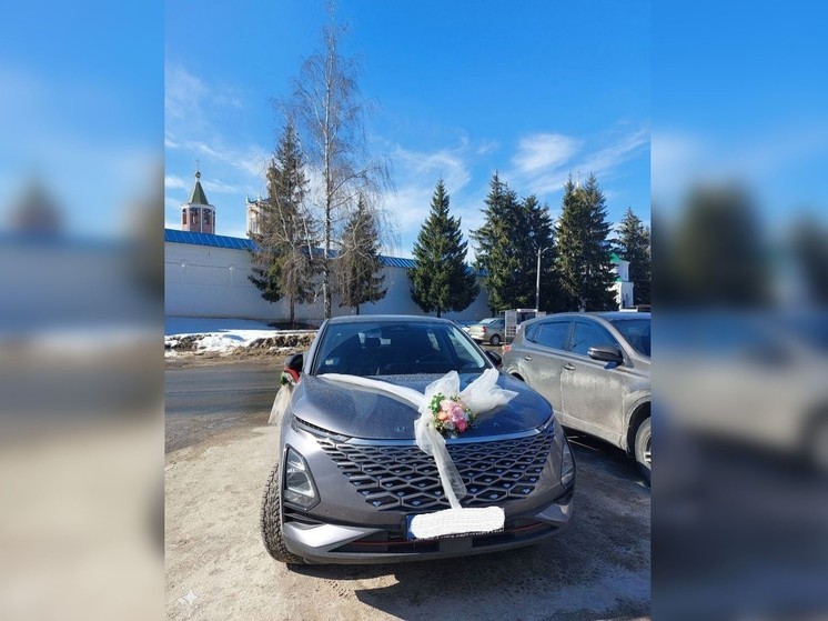 На Монастырской площади в Солотче бросили «свадебный» автомобиль